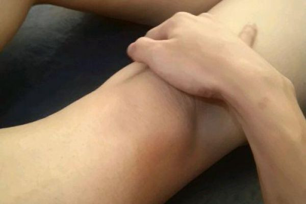 我的妈妈8。全网最真实，骗人死全家。抚摸老妈的大腿，把自己摸硬了。-披风少年爱老妈