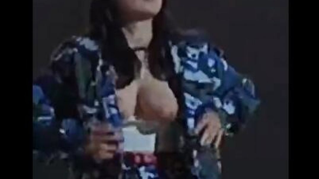 潍坊科技学院 巨乳大胸妹子军训上台跳舞，把奶子跳飞了